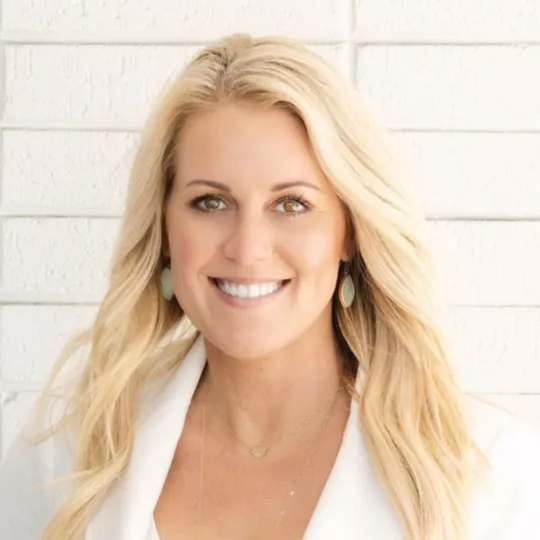 Laura Lynn, Agent in  - Compass
