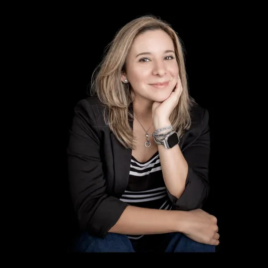 Paty De La Garza, Agent in  - Compass