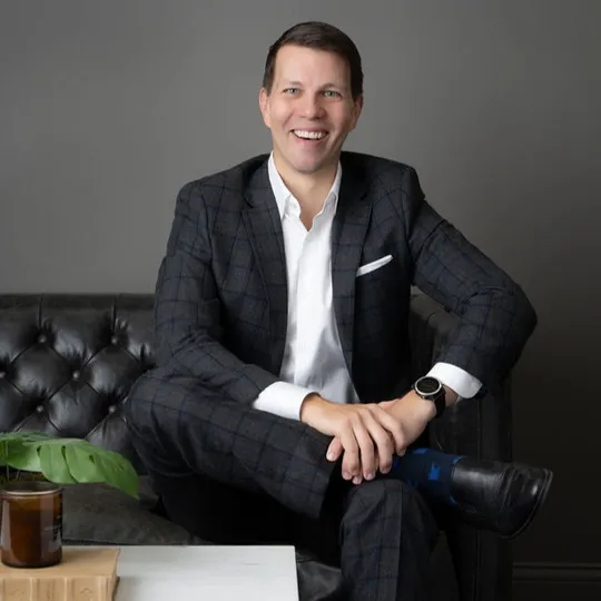 Adam Fonda, Agent in  - Compass