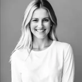 Carly Fentress, Agent in  - Compass