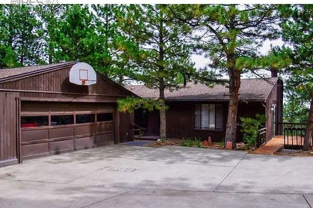 Custom agent bio image from agent Courtney Uyeshiro.