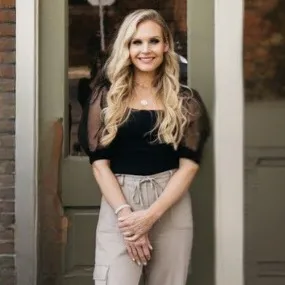 Stephanie Krawulski, Agent in  - Compass