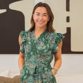 Cate Bauer, Agent in  - Compass
