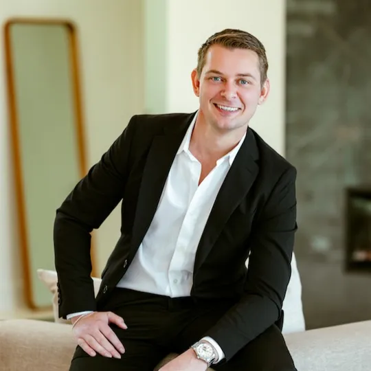 Logan Crewss, Agent in  - Compass