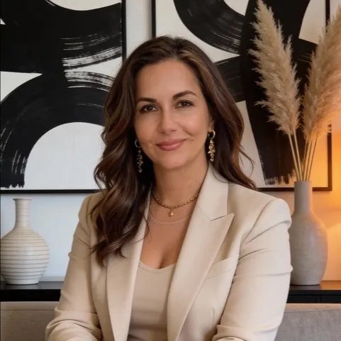 Thea Kaltsas, Agent in  - Compass