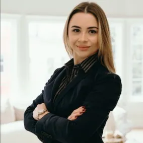 Yelena Vayn, Agent in  - Compass