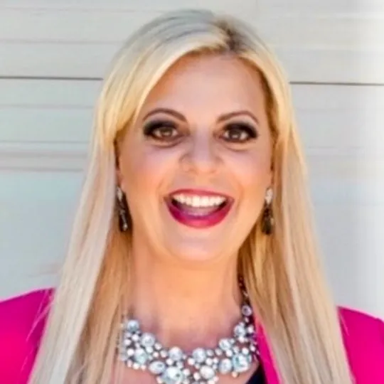 Julie Lea, Agent in  - Compass