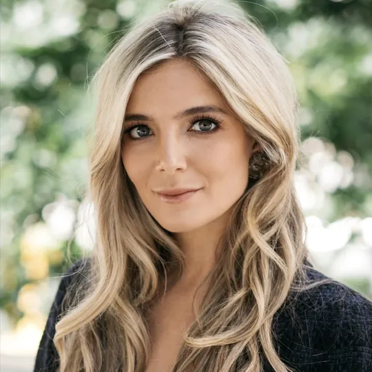 Noora Bass, Agent in  - Compass