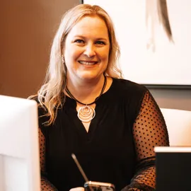 Lisa Becker, Agent in  - Compass