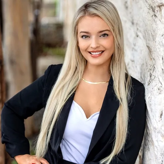 Haley Nawas, Agent in  - Compass