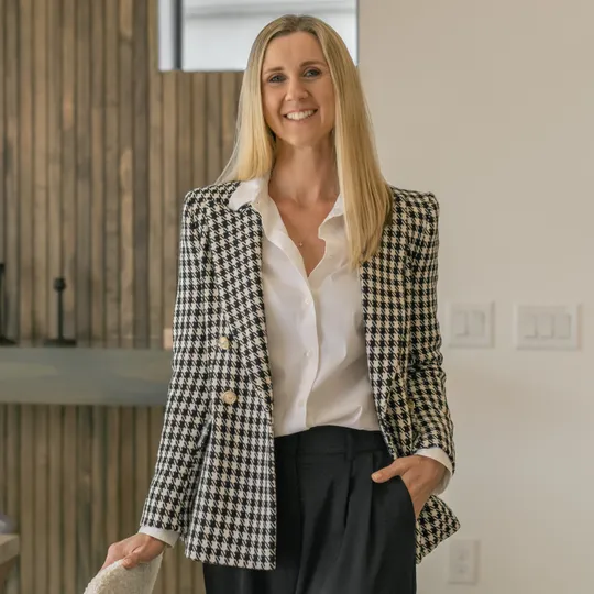 Ania McGinty, Agent in  - Compass