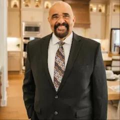 Manny Oyola, Agent in  - Compass