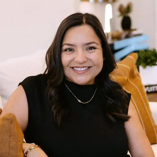 Linda Mora, Agent in  - Compass