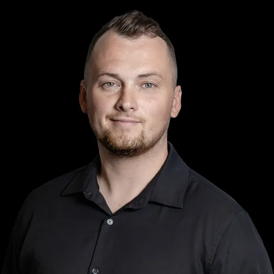 Luke Thompson, Agent in  - Compass