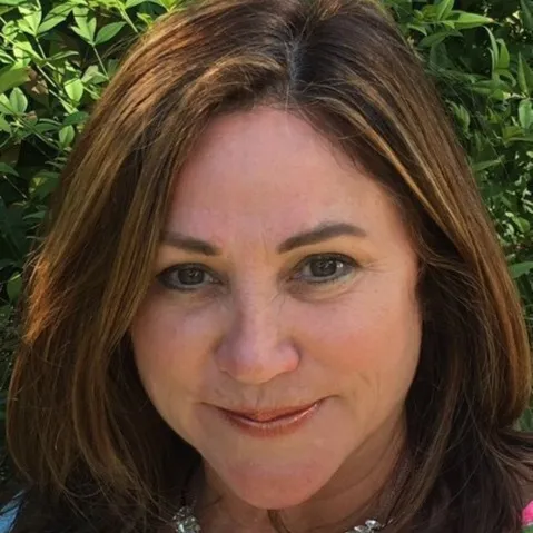 Carmel Schneider, Agent in  - Compass