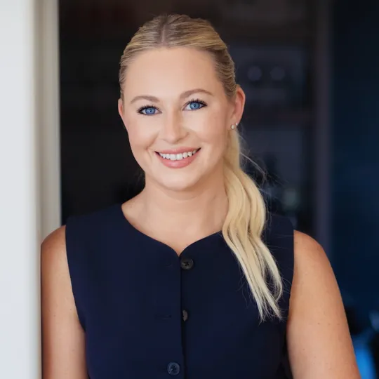 Maggie Yandel, Agent in  - Compass