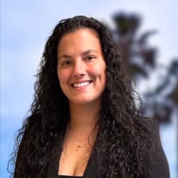 Headshot of Alexa Oliveira