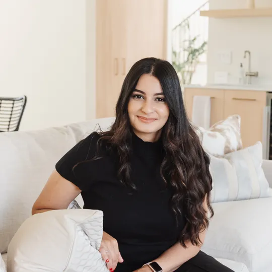 Dyyana Simon, Agent in  - Compass