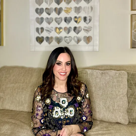 Mia Helms, Agent in  - Compass