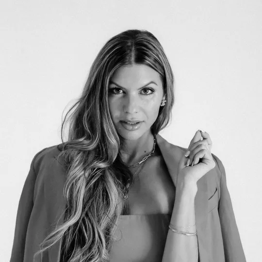 Ria Rossi, Agent in  - Compass