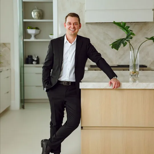 Logan Crewss, Agent in  - Compass