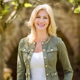 Kristen Burger, Agent in  - Compass