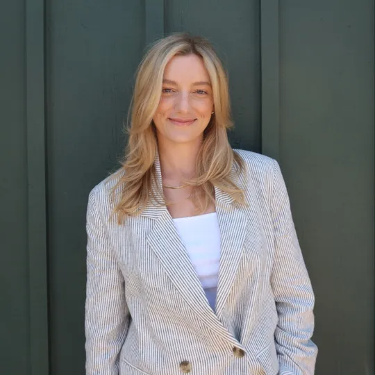 Ana Barrett, Agent in  - Compass