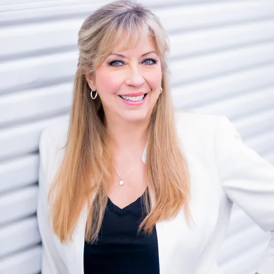 Diane Medina, Agent in  - Compass