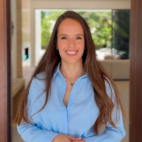 Amanda Massacessi, Agent in  - Compass