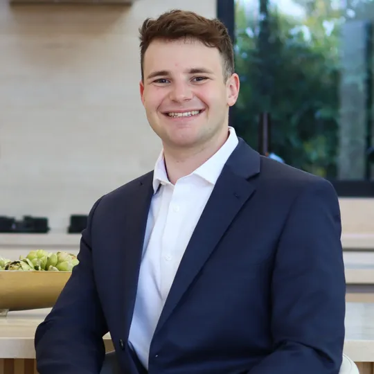 Dylan Holzer, Agent in  - Compass