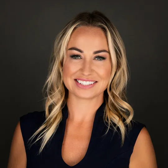 Sara Davis, Agent in  - Compass