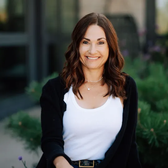 Zori Levine, Agent in  - Compass