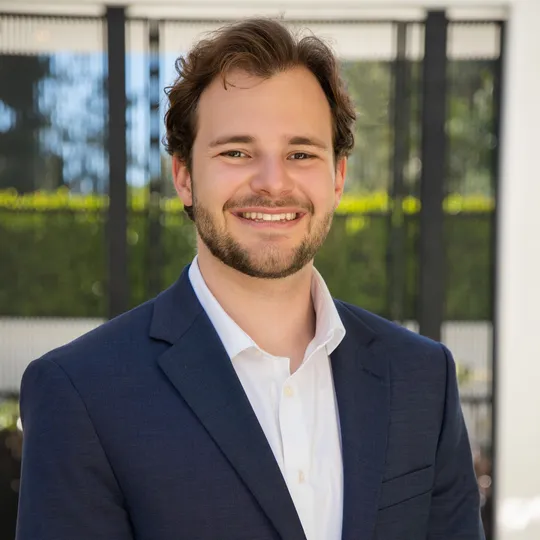 Dylan Holzer, Agent in  - Compass