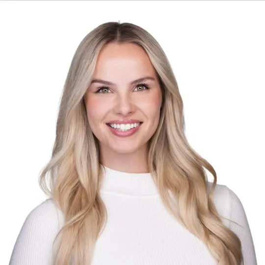 Olivia Beck, Agent in  - Compass