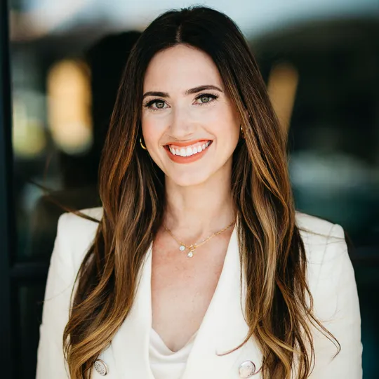 Kate Paulino, Agent in  - Compass