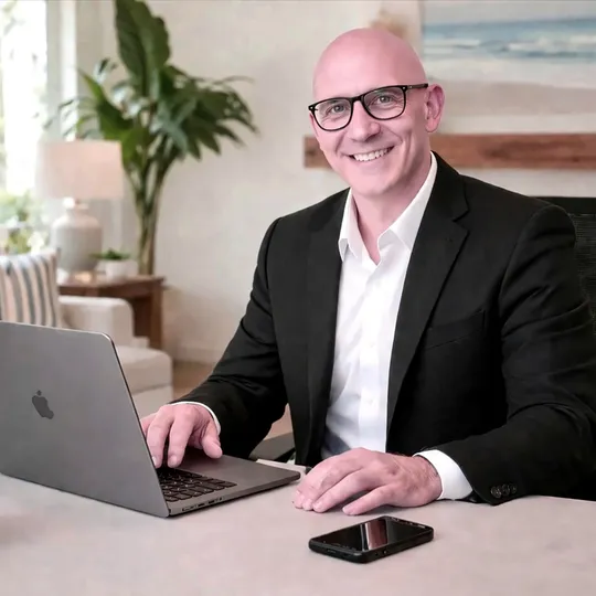 Louis Alayza, Agent in  - Compass