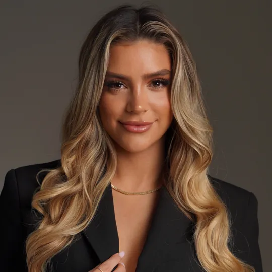 Steph Magellan, Agent in  - Compass