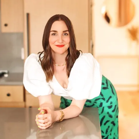 Mia Lieberman, Agent in  - Compass