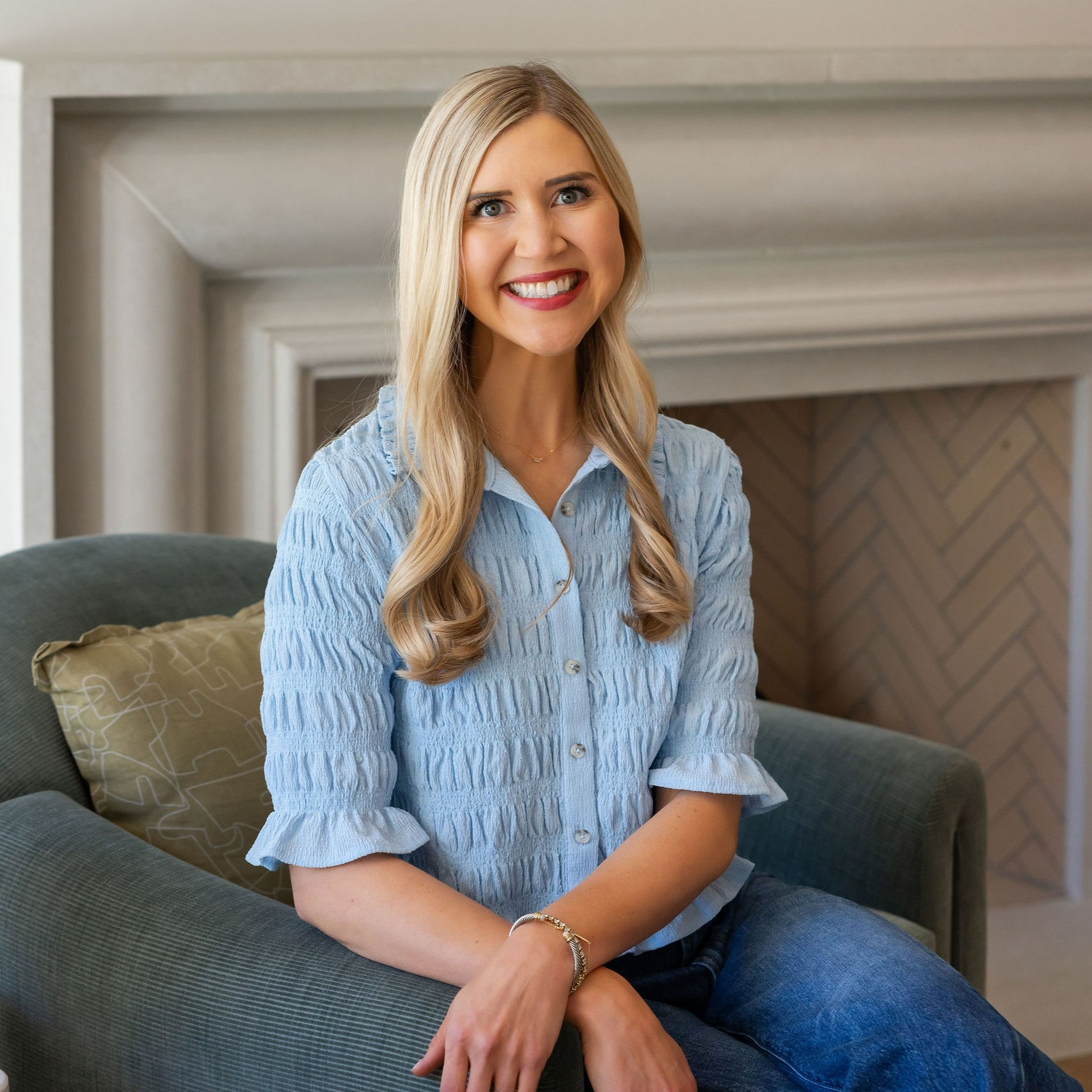 Headshot of Holle Hartis