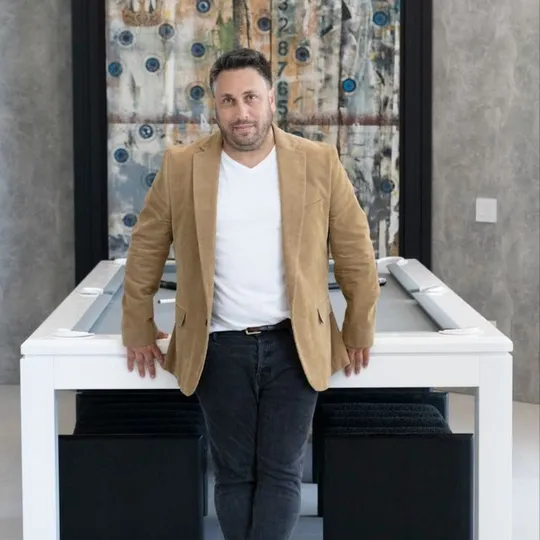 Gene Hochman, Agent in  - Compass