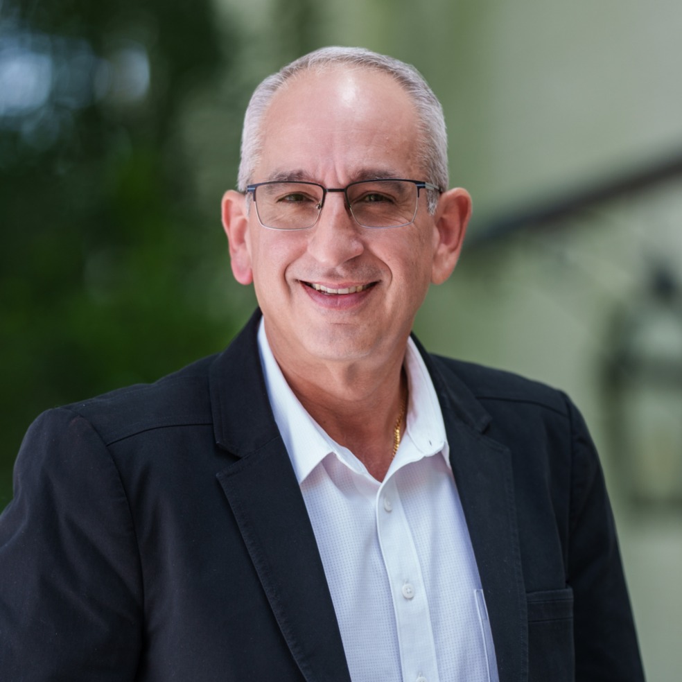 Headshot of Rafael de Castro