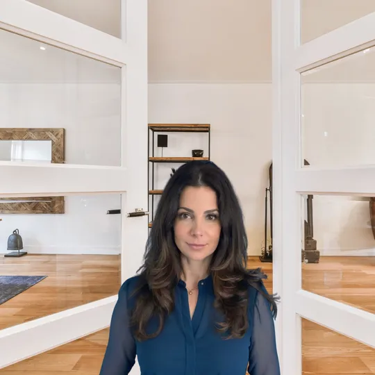 Anna Lanuza, Agent in  - Compass