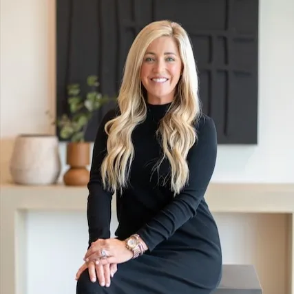 Tara Bunker, Agent in  - Compass