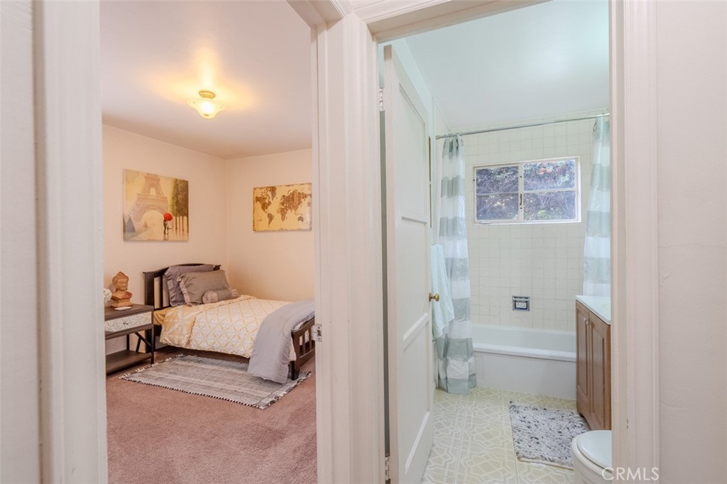 7859 Sycamore Avenue Riverside, CA 92504 - Photo 22 of 29 a en suite bathroom with a toilet sink and a shower