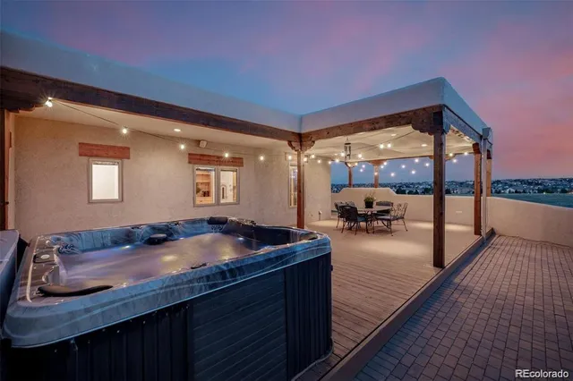 a view of a house with backyard and furniture