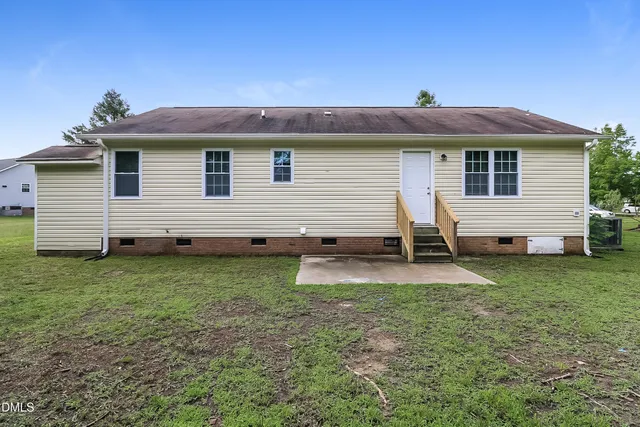 a view of a house with a backyard