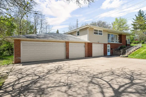 $250,000 | 2400 27th Street, Rock Island, IL 61201