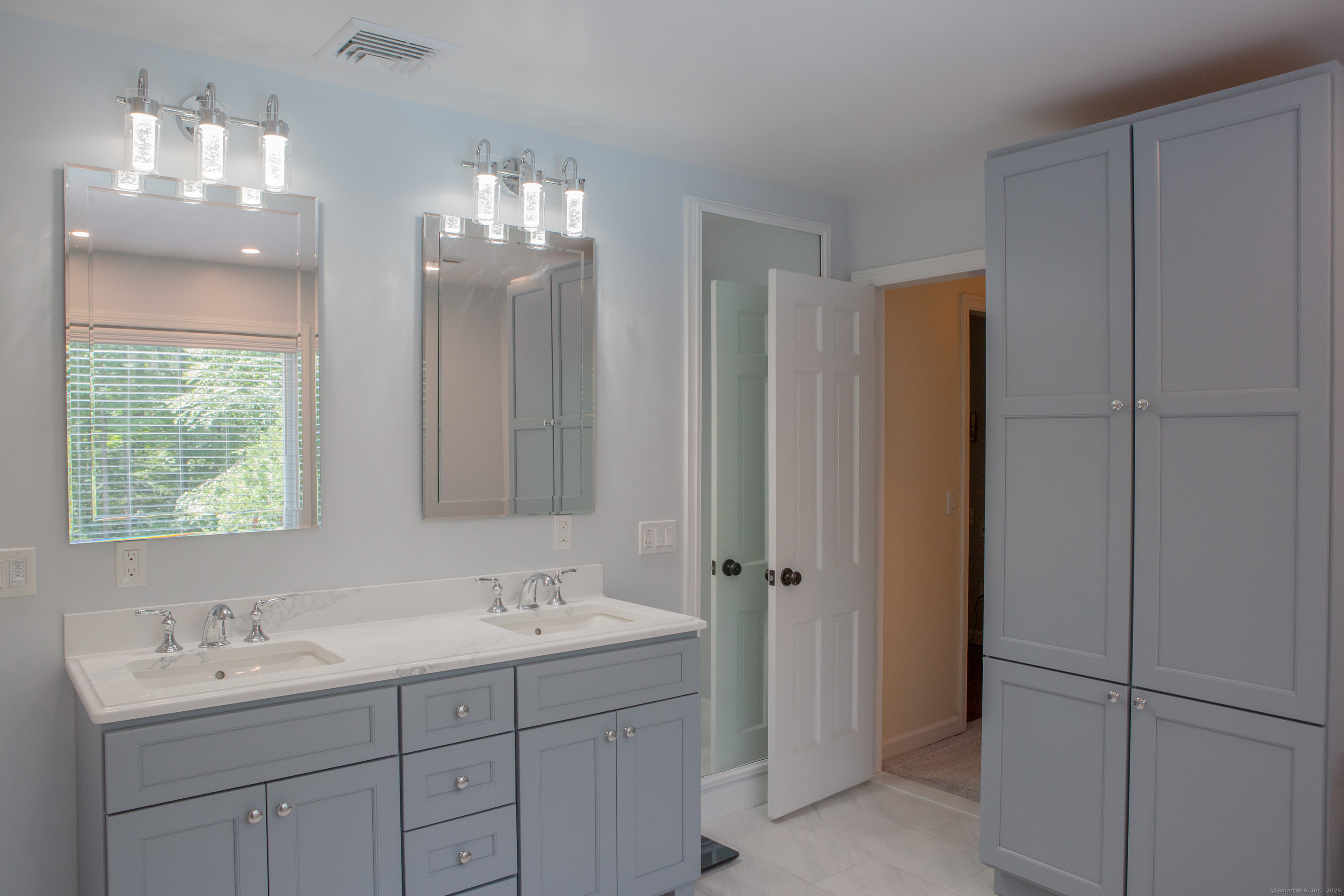 161 Foggwood Road Fairfield, CT 06824 - Photo 18 of 34 a bathroom with a double vanity sink and a mirror