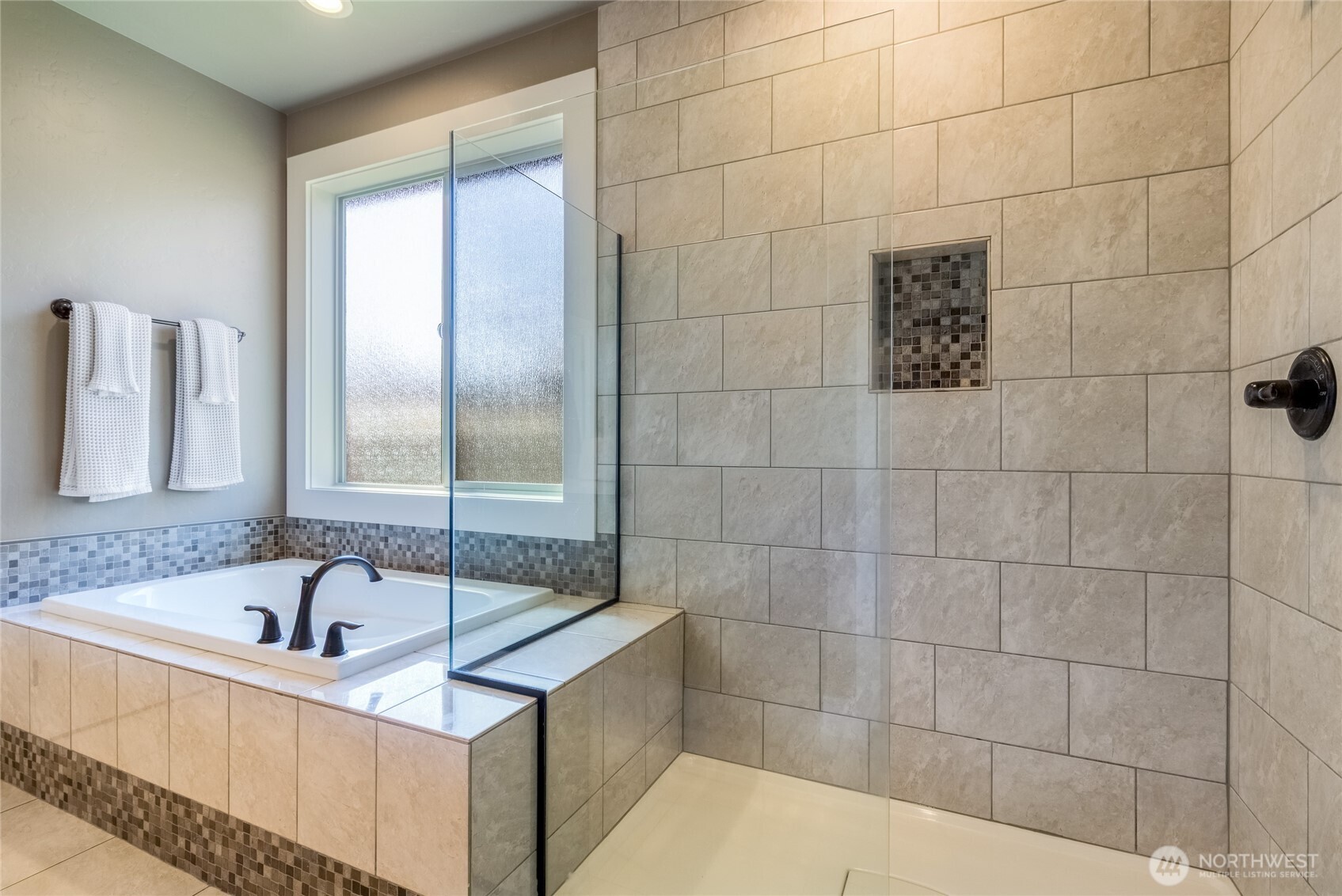 341 Reserve Way Walla Walla, WA 99362 - Photo 17 of 40 a bathroom with a bathtub and a sink