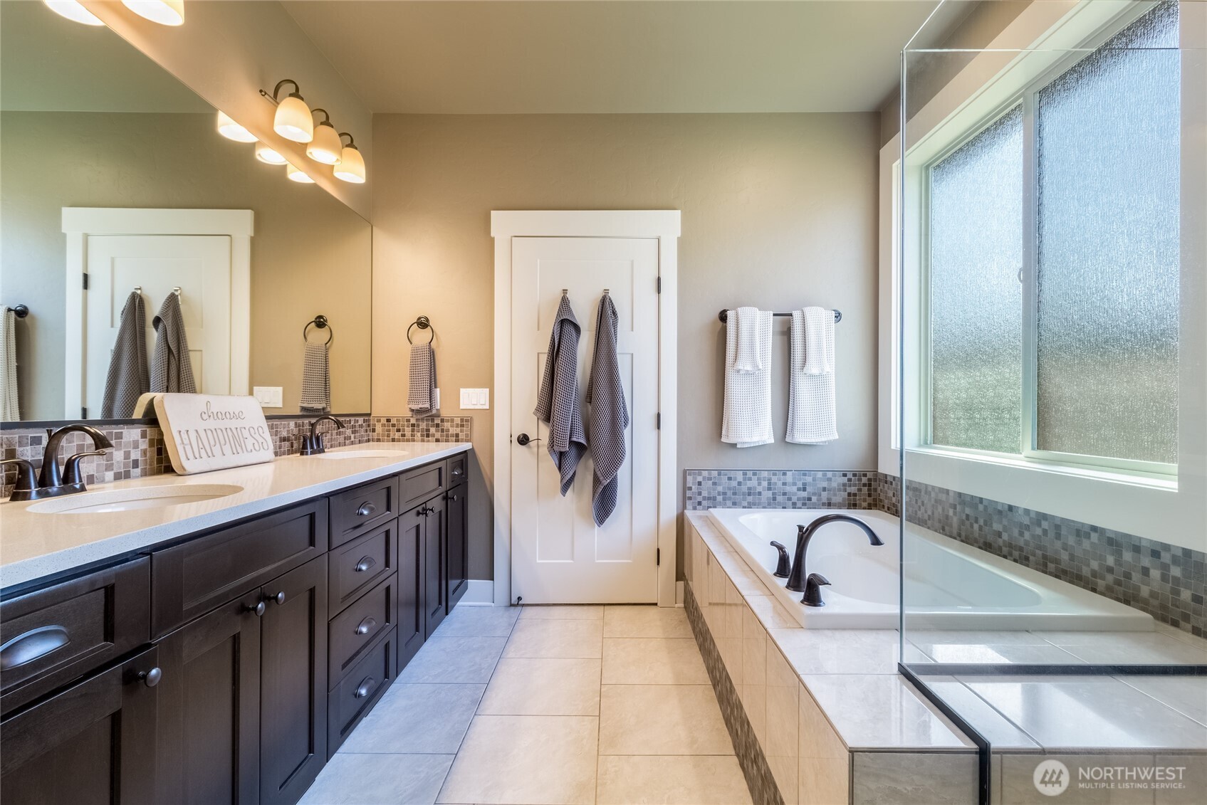 341 Reserve Way Walla Walla, WA 99362 - Photo 18 of 40 a bathroom with a bathtub sink and a mirror